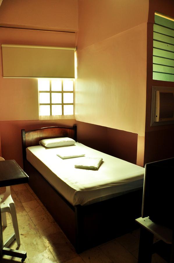 Gv Hotel - Talisay City Екстер'єр фото